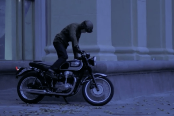 KAWASAKI W650 MOTO AND THE CITY FOTT