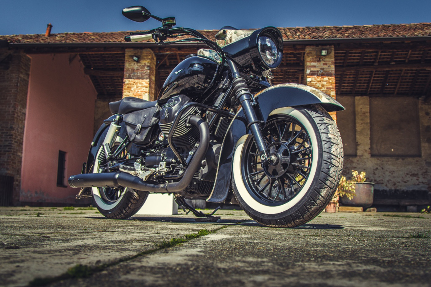 Moto Guzzi V9 Bobber Custom, 'Vecchio Conio' by Rustom [front-end-right]