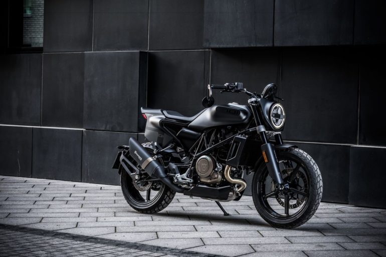 Right side view of the Svartpilen 701 2019