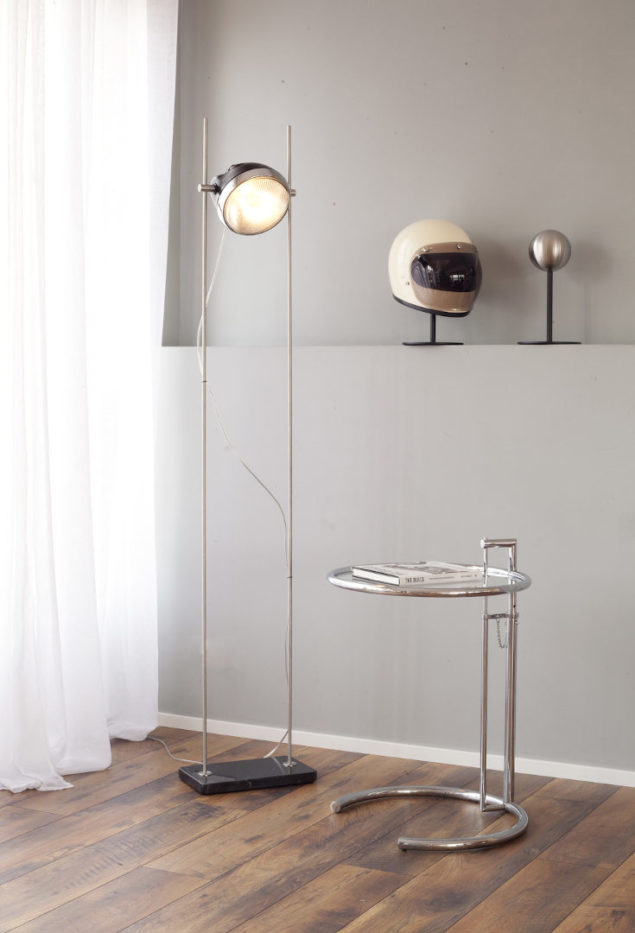 Halley Accessories R-Lamp with Gringo on Hally Helmet stand