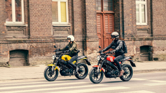 Yamaha XSR125 2021 - brick background