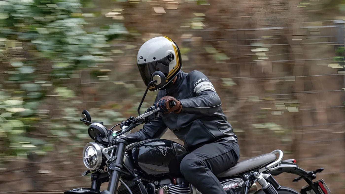 Best Retro Motorcycle Helmets 2026: Vintage Café Racer Style 6 Bell Bullitt GT Wander Vintage White-Black