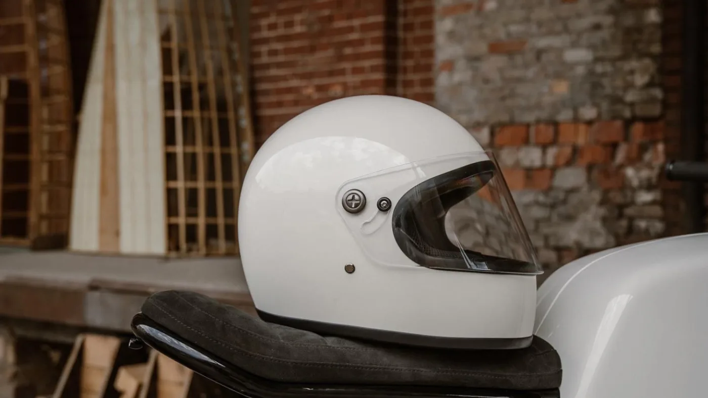 Best Retro Motorcycle Helmets 2026: Vintage Café Racer Style 20 Roeg Chase Helmet in White - Image - Roeg