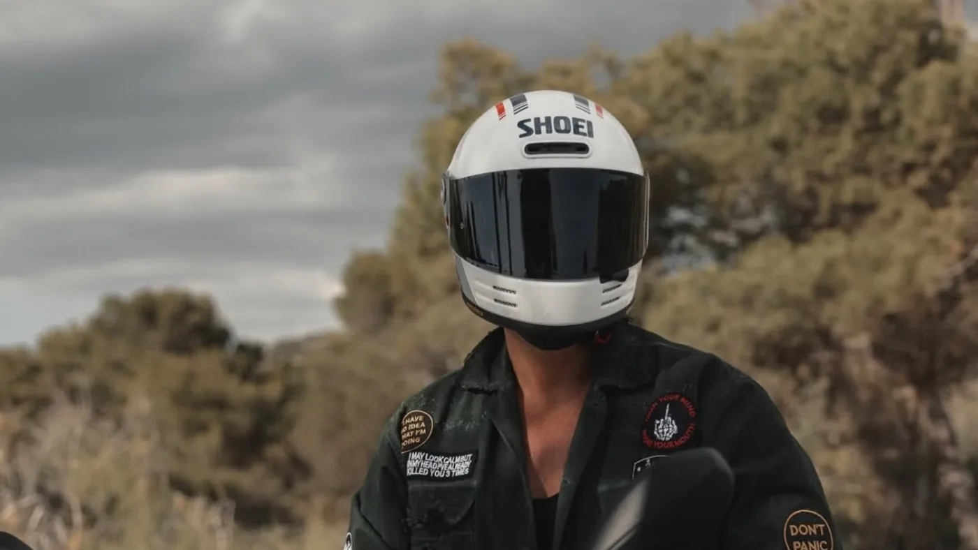 Best Retro Motorcycle Helmets 2026: Vintage Café Racer Style 12 Shoei Glamster