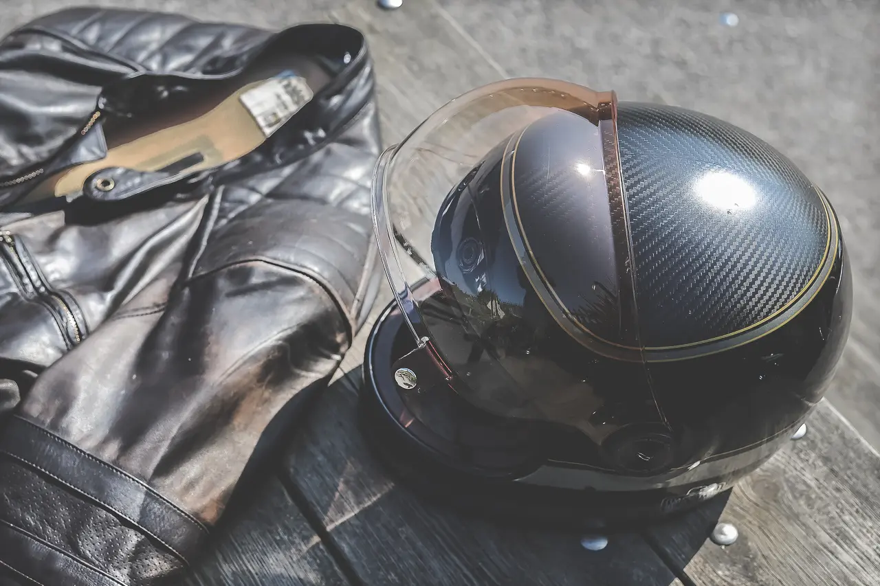 Are Retro Helmets Noisy When Riding? 6 Bell-Bullitt (MK 1) Carbon RSD Helmet