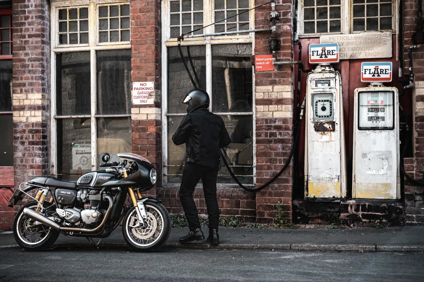Pando Moto Air Tate Jacket Review - Triumph Thruxton 1200 R - Rider wearing Hedon Heroine Racer Helmet