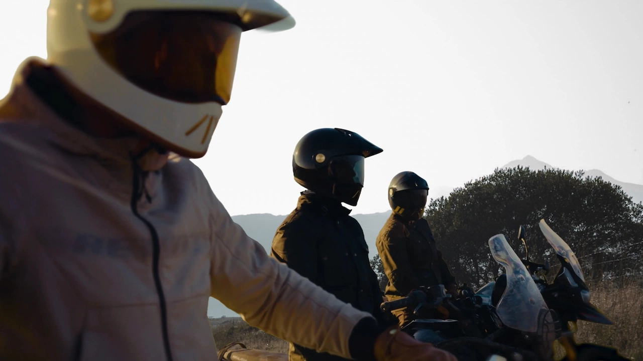 Hedon Psilo Explorer: The ADV Helmet Reimagined 18 Pislo Explorer - Hedon's First ADV Helmet - A group of riders wearing retro motorcycle helmets - Snowdonia Renchlist