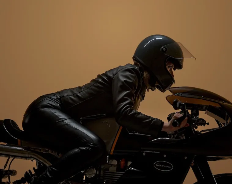 Rider wearing a Biltwell Gringo on the Tamarit Race Bike 133 - Thruxton 1200 RS